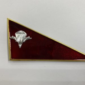 Флажок на берет неуст. (уголок) мет.ВДВ красный мал. эмблемой ВДВ Флажок на берет